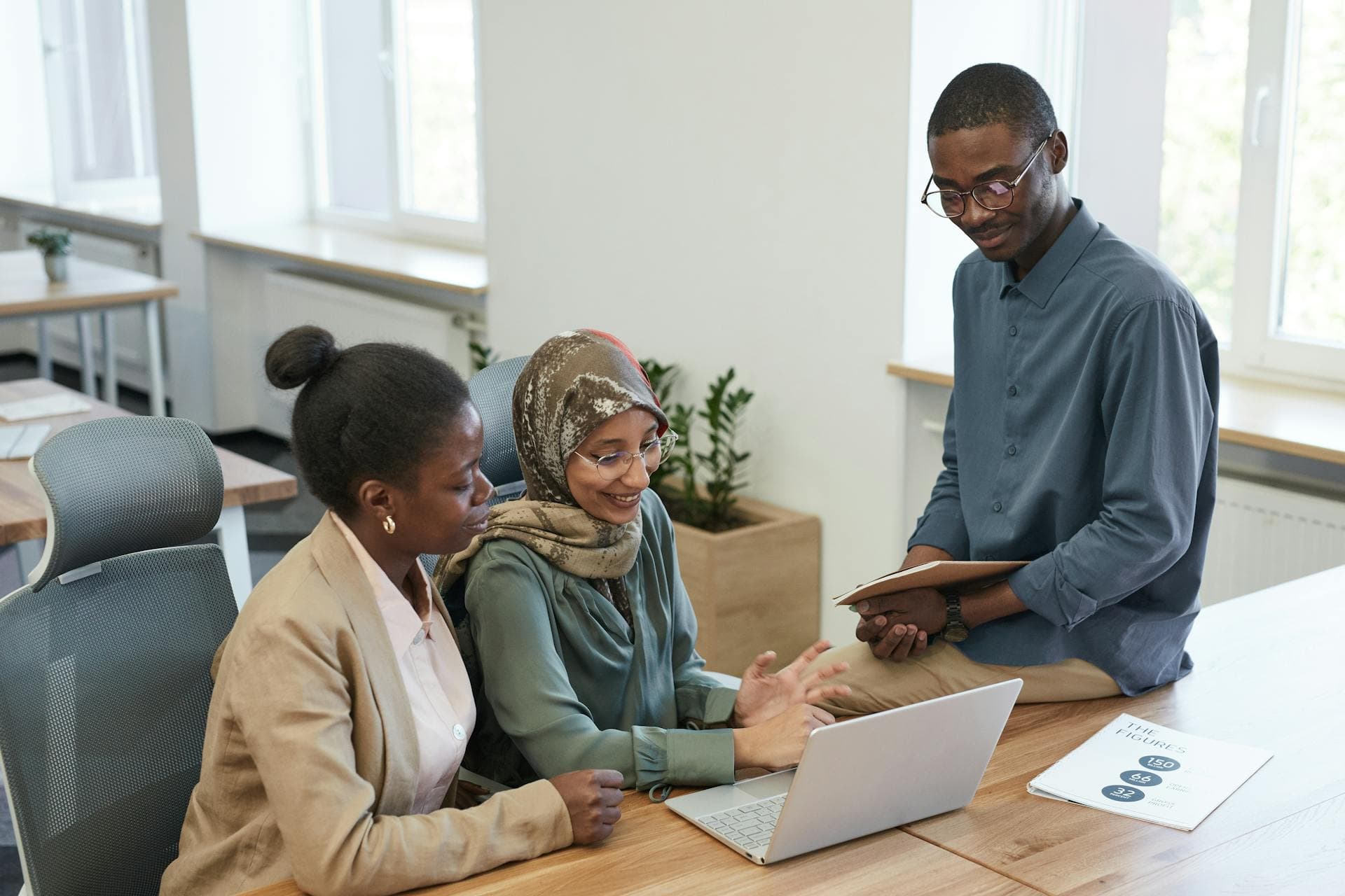 Entrepreneurs africains pilotant leur comptabilit\u00e9 SYSCOHADA avec Kontu